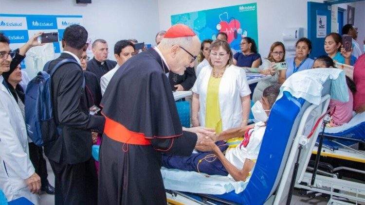 Kardinal Czerny besucht im Peru ein Krankenhaus