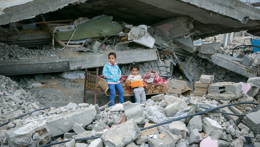 Kinder spielen in zerstörten Häusern in Gaza