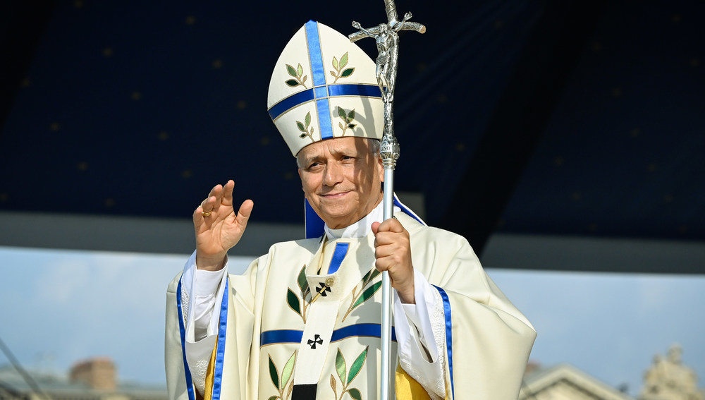 Papst Leo XIV. grüßt die Menschen bei der Messe am 26. September 2026 auf der 'Place de la Concorde' in Paris (Frankreich).