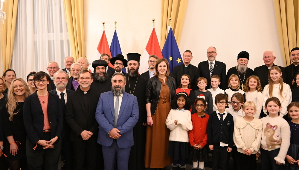 Ministerin Claudia Plakolm und Spitzen der Kirchen und Religionen beim Adventempfang am 17.12.2025 im Bundeskanzleramt