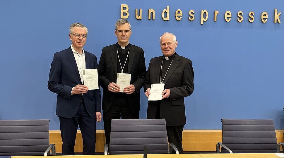 Prof. Martin Werding (Bochum), Bischof Heiner Wilmer, Weihbischof Anton Losinger (v. l. n. r.) bei Vorstellung des Dokuments der Deutschen Bischofskonferenz zur Zukunft der Sozialversicherungssystem