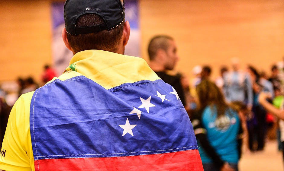 Demonstrant mit venezolanischer Fahne