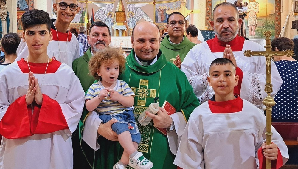 Gabriel Romanelli mit Gläubigen der Pfarre Heilige Familie in Gaza