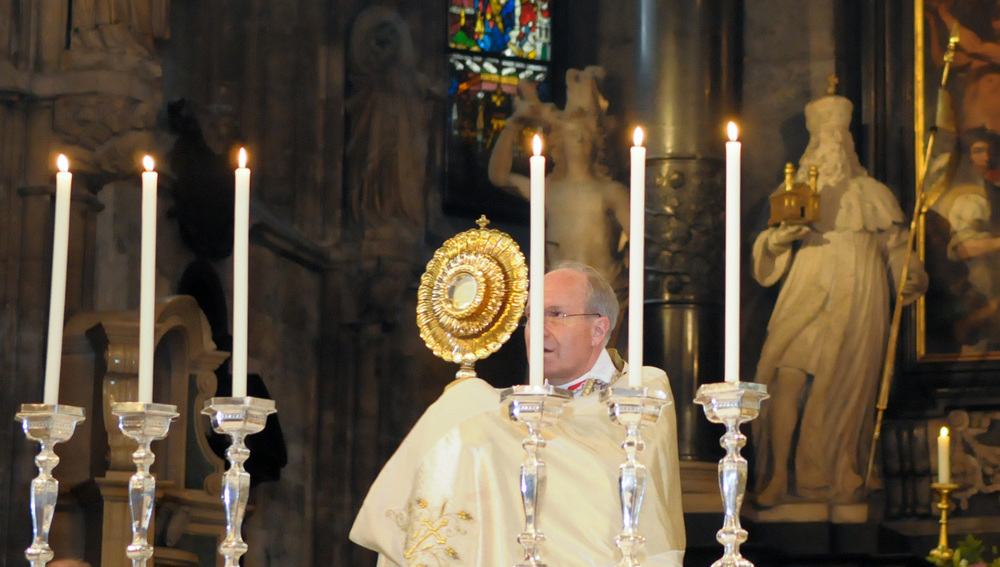 Kardinal Schönborn mit Monstranz