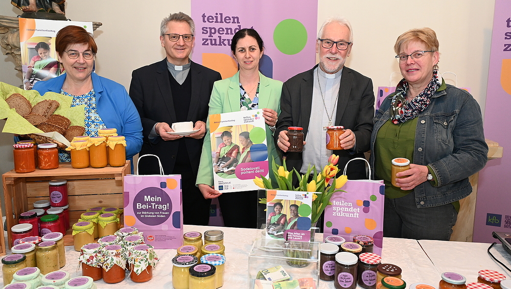Benefizsuppenessen am 23. Februar 2026 im Bischofshaus - Bischof Josef Marketz und Generalvikar Johann Sedlmaier mit den kfb-Diözesanreferentinnen Monika Tuscher (l.) und Frančiška Trpin-Jelovčan (Mitte) sowie kfb-Vorsitzender Schwager (r.)