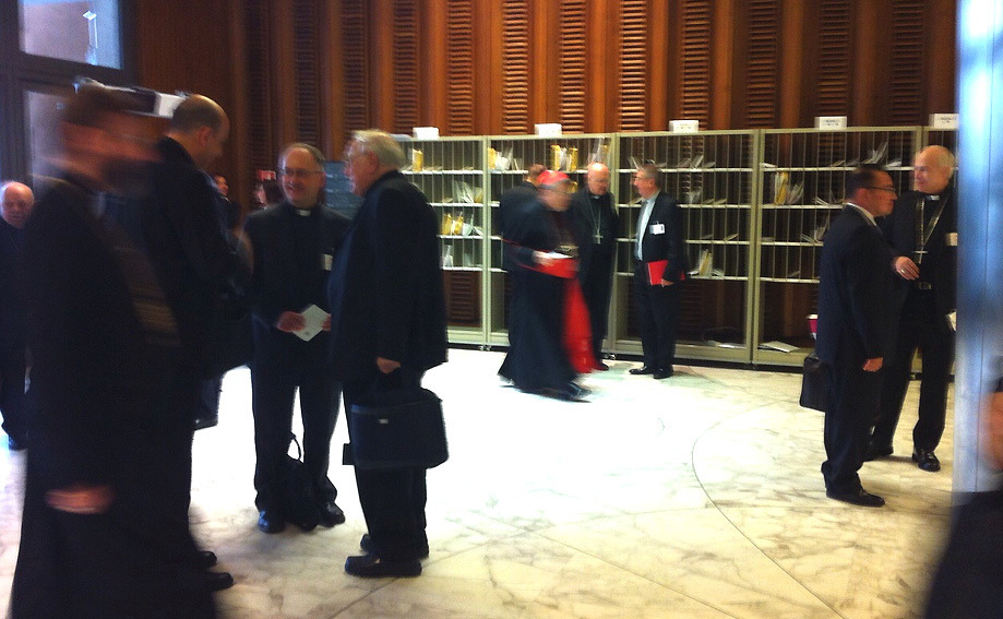 Morgens in der Bischofssynode, vor der Gruppenarbeit