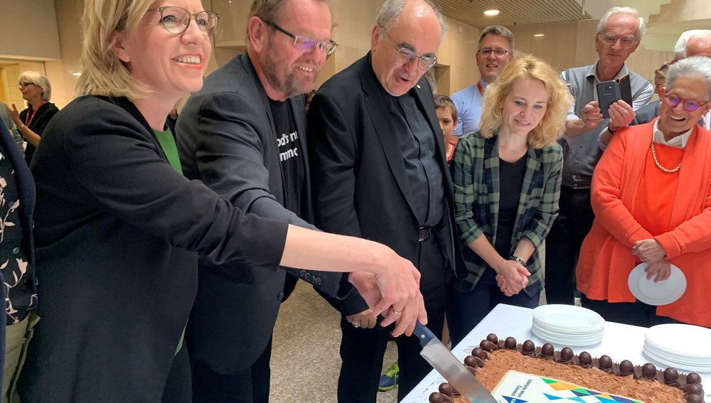 Ministerin Gewessler, KAÖ-Präsident Kaineder und Bischof Krautwaschl bei Fest 75 Jahre KAÖ