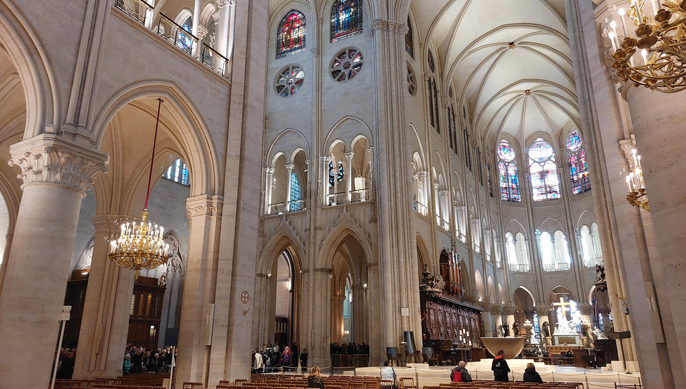 Hauptschiff mit Altar in der Kathedrale Notre-Dame de Paris