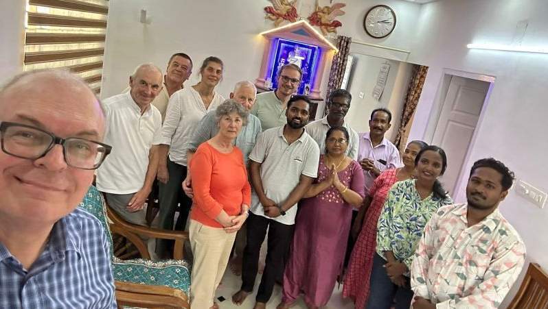 Österreichische Delegation bei Priesterweihe von Christopher Illiparambil (Mitte) in Indien
