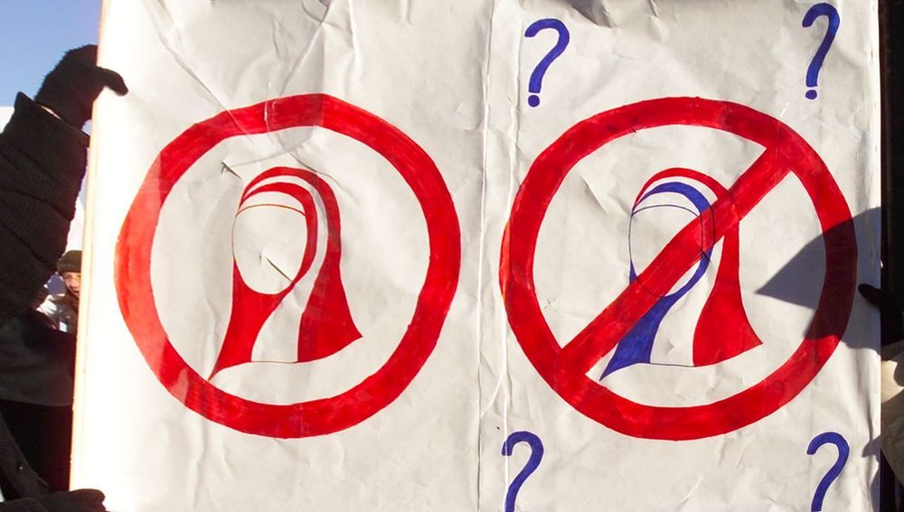 Demonstration 'Kopftuch / Menschenrechte' islamischer Jugendlicher.        Wien, 24.1.2004       ? Franz Josef Rupprecht; A-7123 M?nchhof; Bank: Raiffeisenbank M?nchhof (BLZ 33054), Kto.-Nr.: 17.608 