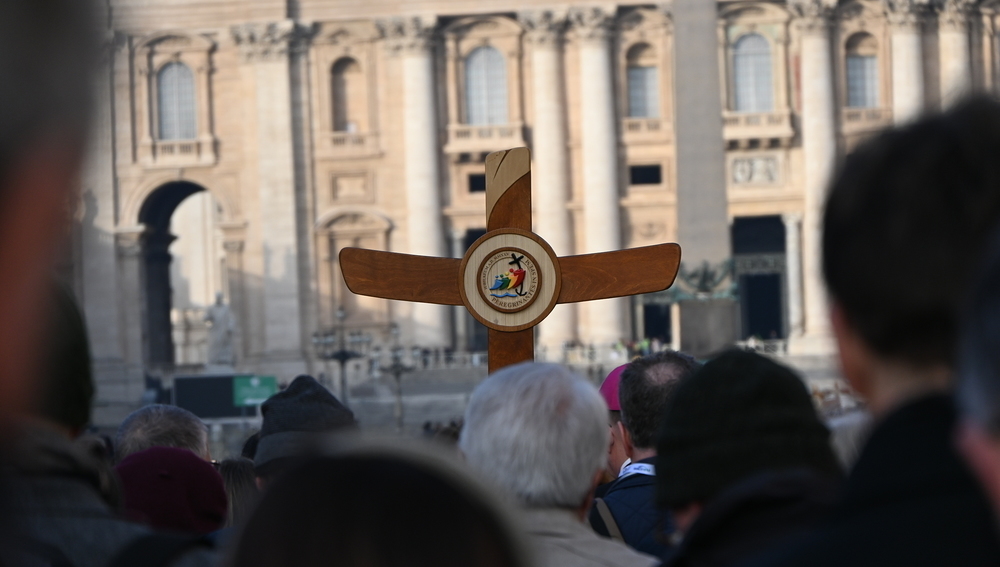 Pilger auf dem Weg zur Heiligen Pforte im Petersdom / Heiliges Jahr 2025