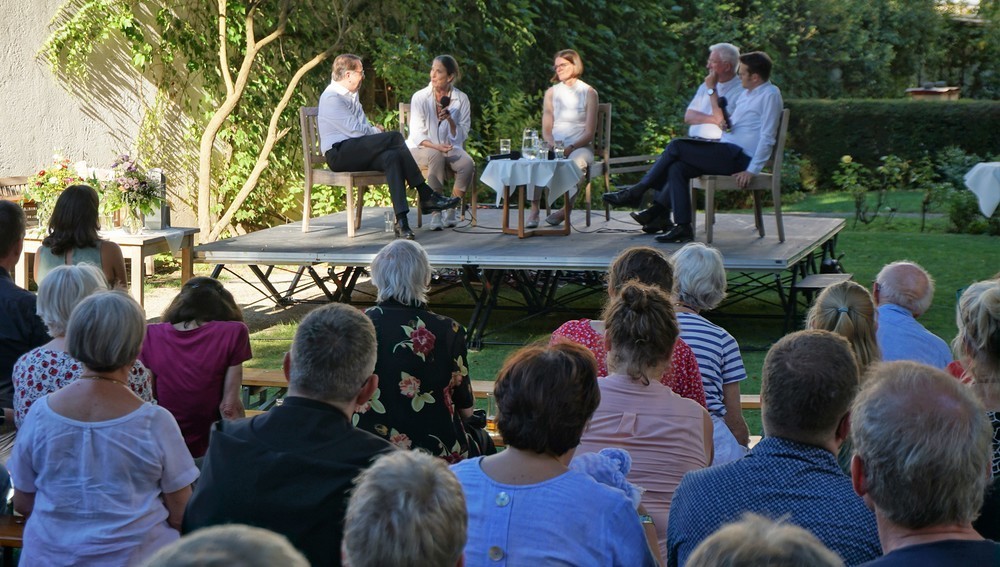 Gartenfest am 4. August 2022 im Rahmen der 'Salzburger Hochschulwochen' - Talkrunde mit dem Salzburger Erzbischof Lackner, Uni-Rektor Hendrik Lehnert, Hochschulwochen-Obmann Martin Dürnberger, Mozarteum-Rektorin Elisabeth Gutjahr und der neuen Salzbu