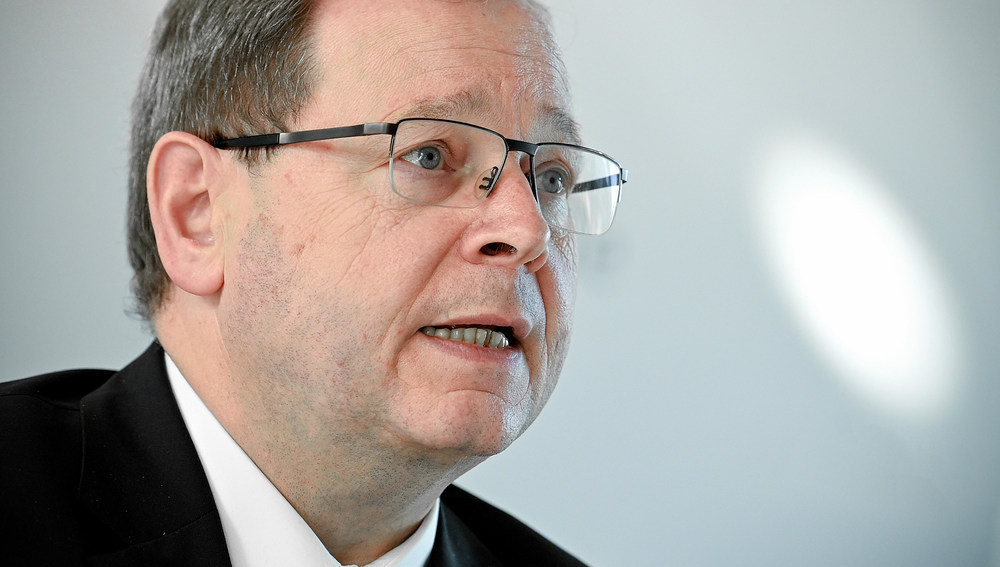 Bischof Georg Bätzing, Vorsitzender der Deutschen Bischofskonferenz (DBK), spricht bei der Pressekonferenz zum Abschluss der Frühjahrsvollversammlung der DBK am 25. Februar 2021 in Bonn.