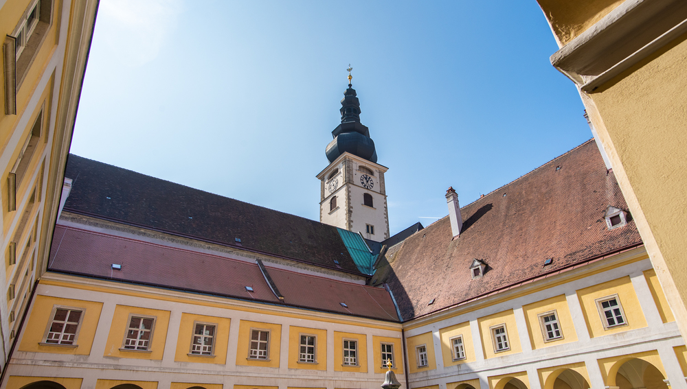 Dom zu St. Pölten, Innenhof mit Arkaden, Kreuzgang, im Frühling, St. Pölten, 25. März 2021