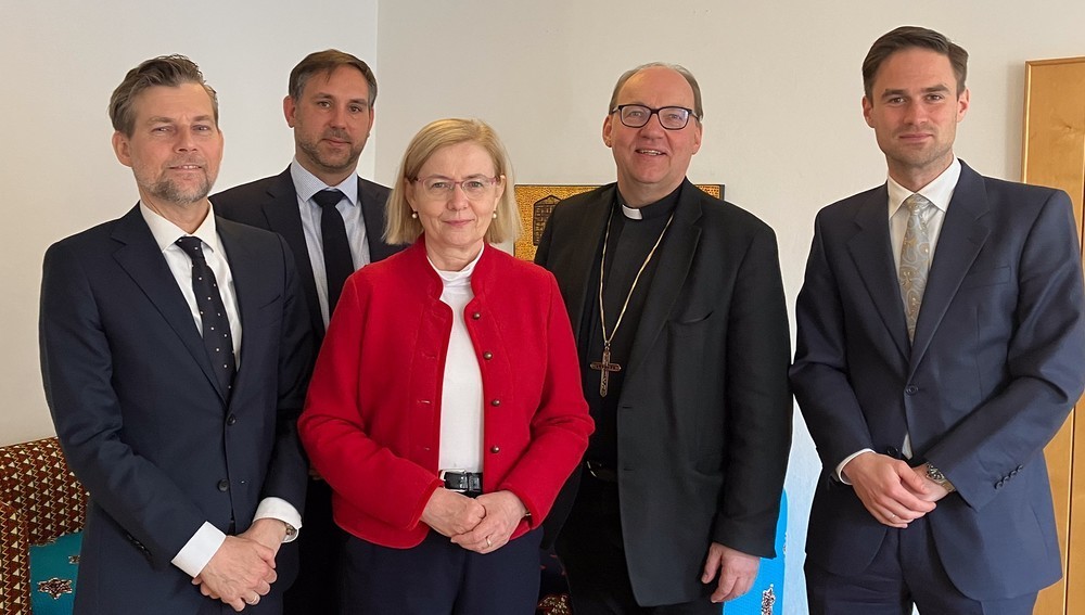 Bischof Glettler und Botschafterin Szilágyiné Bátorfi mit weiteren Diplomaten