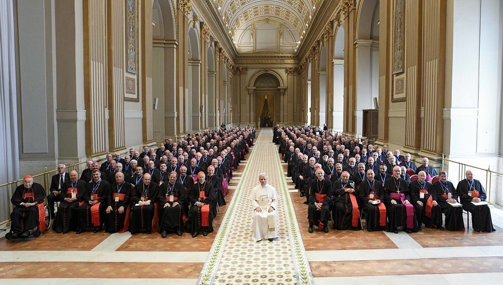 Papst Leo XIV. und Mitglieder der Italienischen Bischofskonferenz bei Audienz am 17.6.2025 im Vatikan