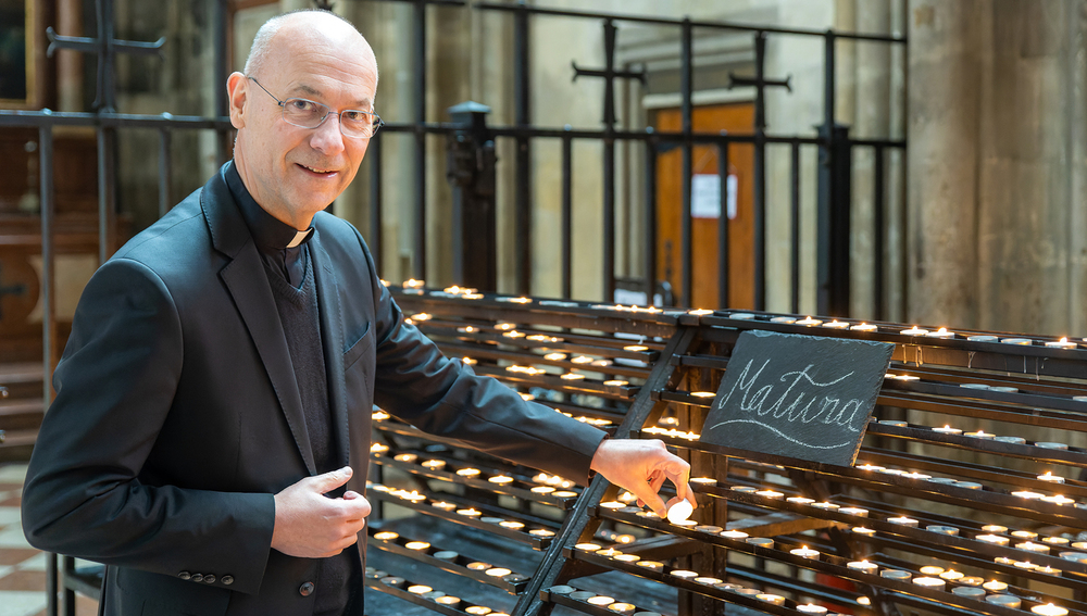 Der Dompfarrer entzündet eine Kerze für einen guten Verlauf der Matura