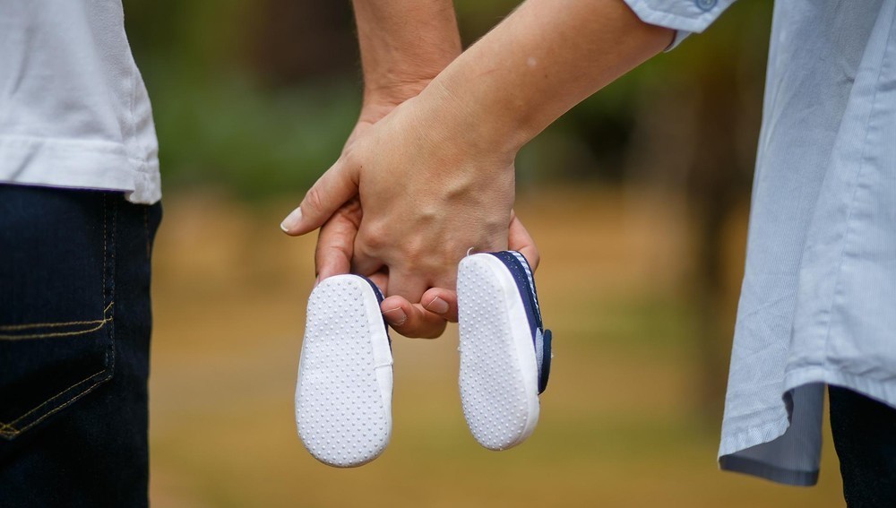 Paar mit Kinderschuhen