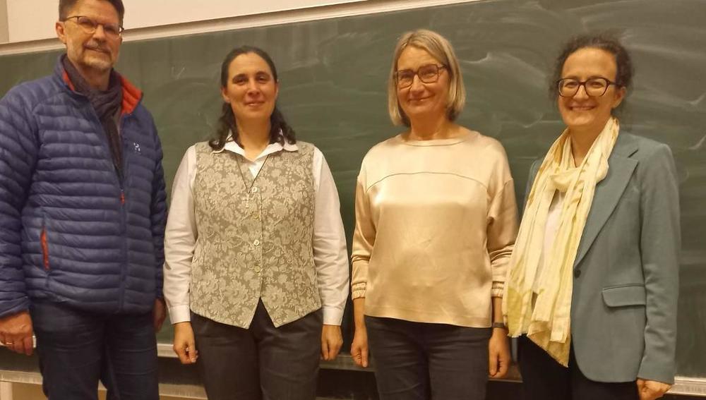 Gruppe vlnr: Dekan Wilhelm Guggenberger, Referentin Sr Dr Linda Pocher, Organisatorinnen Anni Findl-Ludescher (Prakt Theol), Michaela Quast-Neulinger (Syst Theologie)