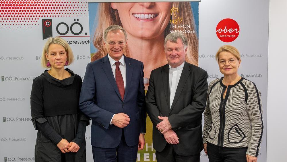 v.l.: Barbara Lanzerstorfer-Holzner, TelefonSeelsorge O?; Landeshauptmann Thomas Stelzer; Bischof Manfred Scheuer und Silvia Breitwieser, Leiterin der TelefonSeelsorge O?.