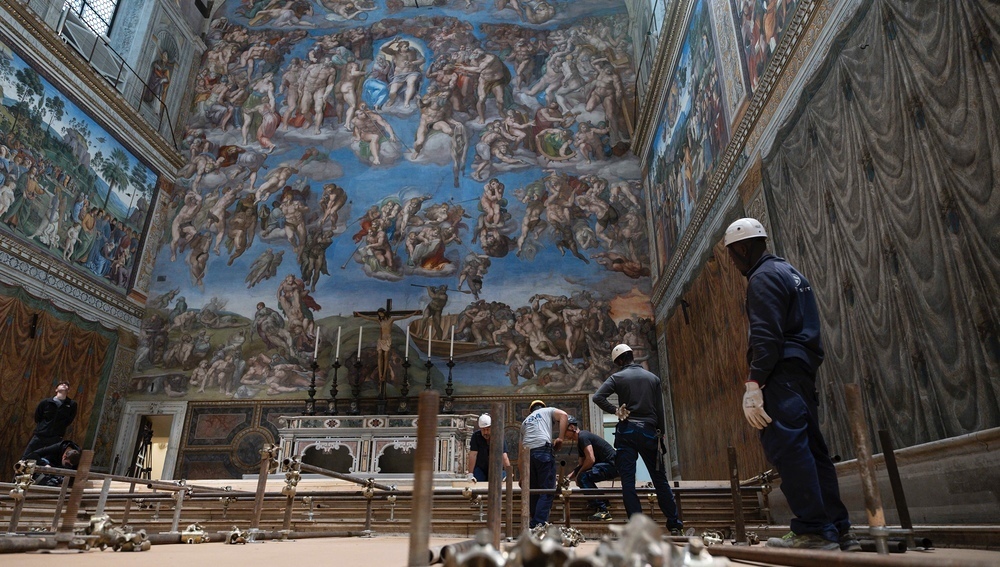 Arbeiten in der Sixtinischen Kapelle vor dem Konklave 2025