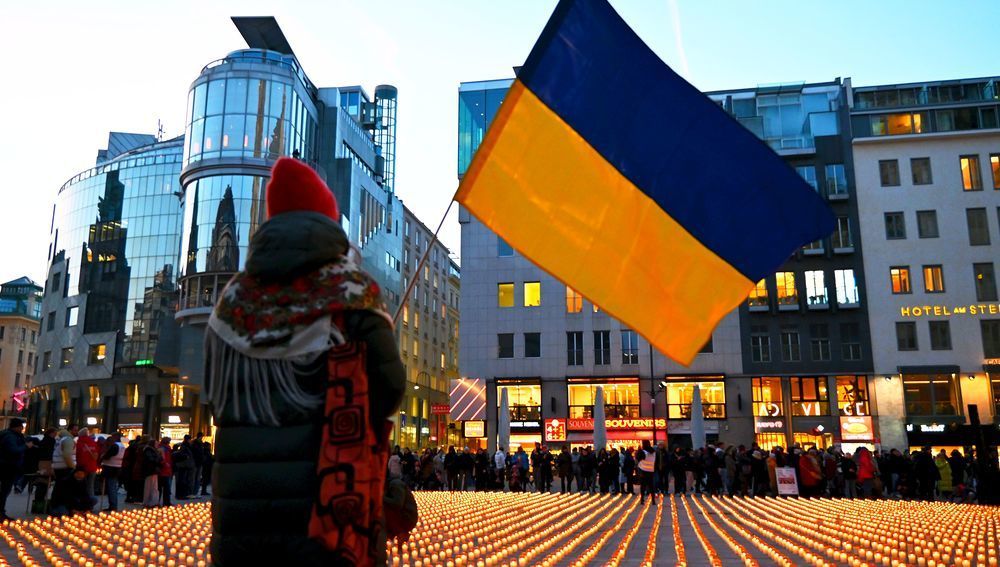 'Lichtermeer aus Solidarität mit der Ukraine' der Caritas am Wiener Stephansplatz, 20. Februar 2025