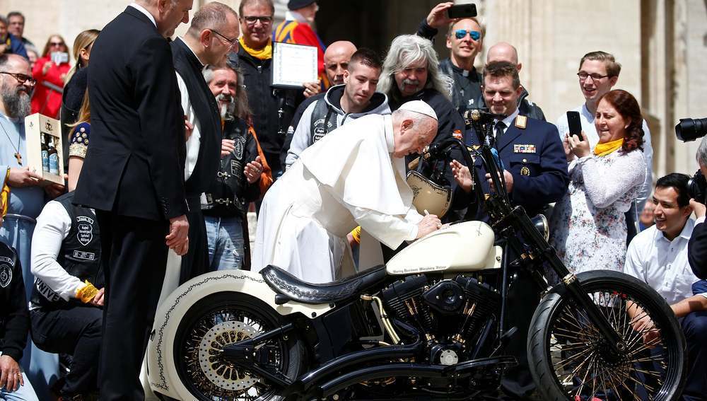 Papst Franziskus signiert ein Motorrad