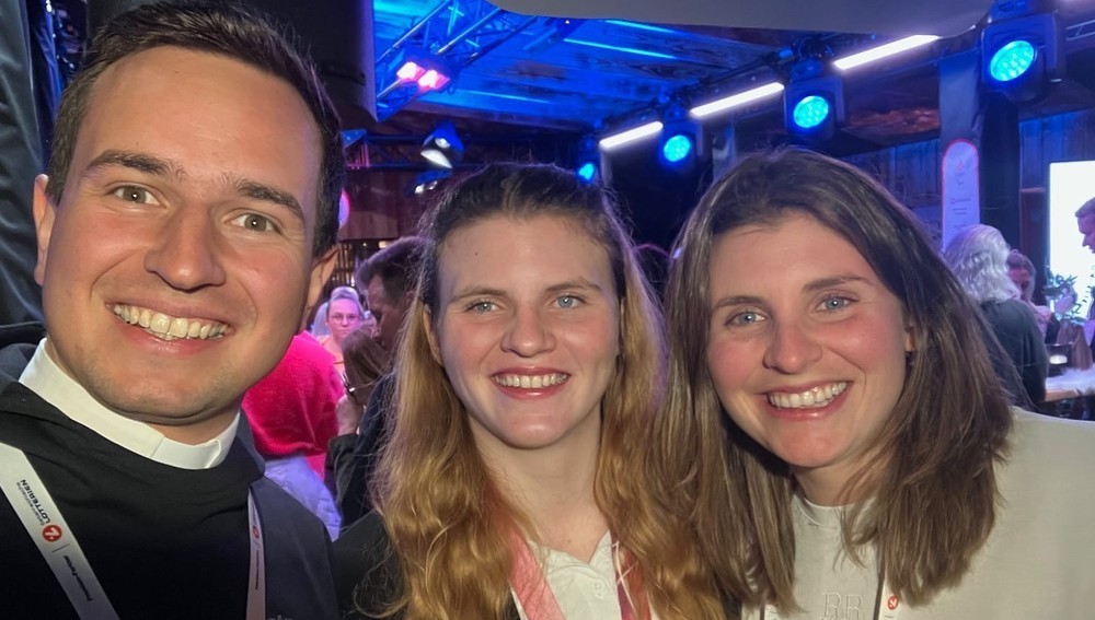 Olympiakaplan Johannes Lackner mit Goldgewinnerin Veronika Aigner und Guide Lilly Sammer