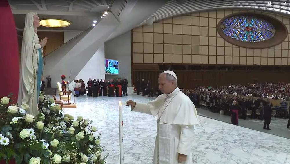 Papst Leo XIV. entzündet Kerze vor Lourdesstatue 