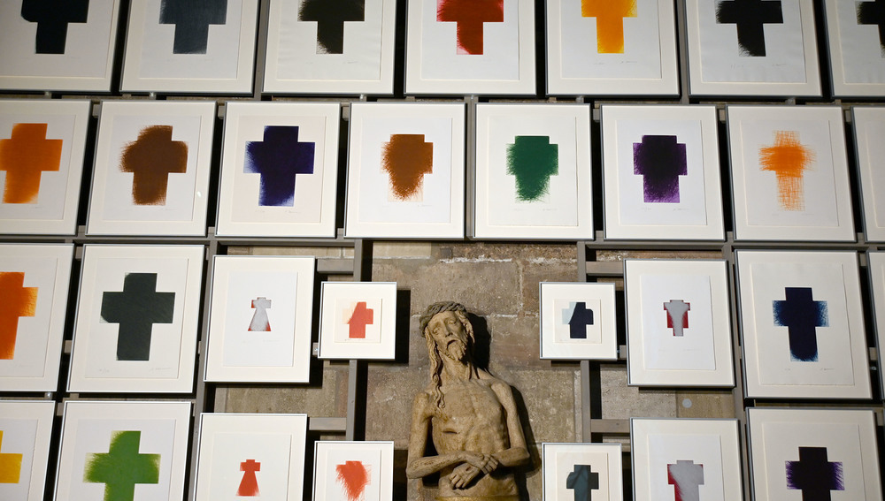 Kreuzdarstellungen von Arnulf Rainer rund um den 'Zahnwehherrgott' im Nordausgang des Stephansdomes