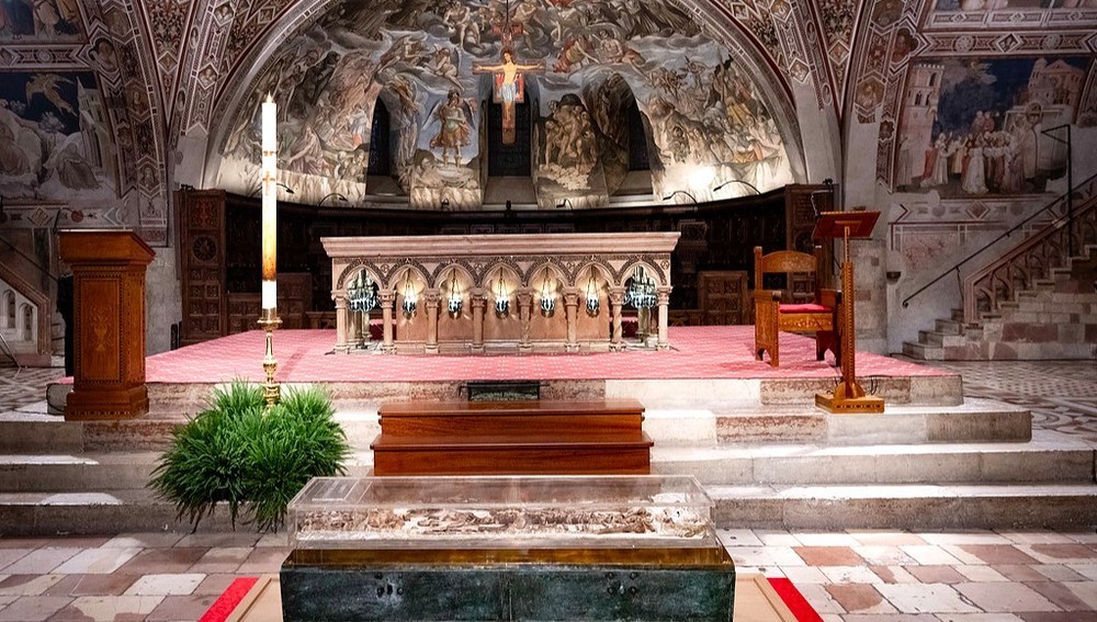 Ausstellung der Gebeine des heiligen Franziskus von Assisi in der Unterkirche der Basilika San Francesco in Assisi (Italien) am 21. Februar 2026.