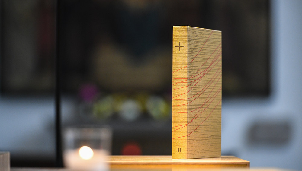 Ein Lektionar mit Texten in der revidierten Einheitsübersetzung steht am 13. November 2018 auf einem Tisch in einer Kirche in Bonn.