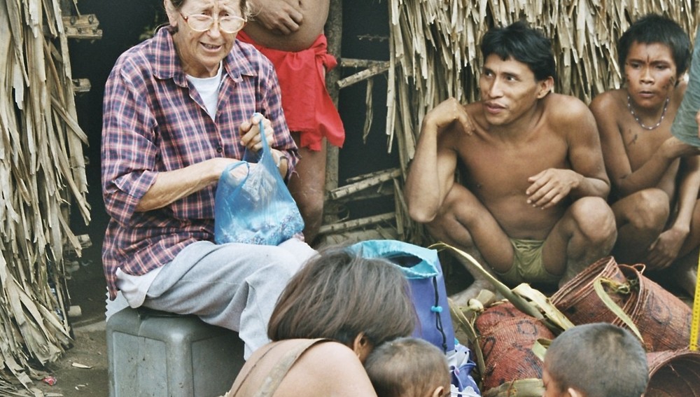 Sr. Maria Wachtler (1935-2016) mit Angehörigen des Yanomami-Volkes