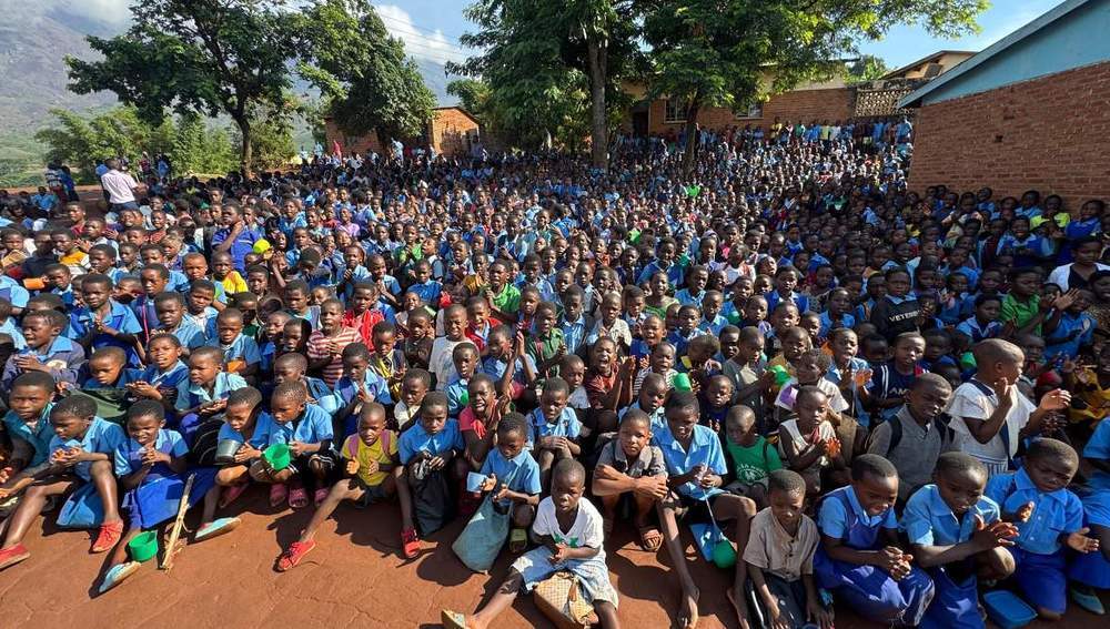 Kinder in Malawi warten auf die Schulmahlzeit