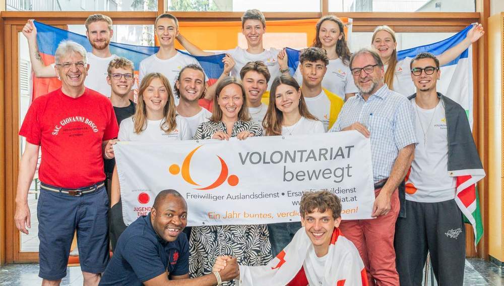 Jungendliche bei Vorbereitung für Freiwilligeneinsatz im Ausland