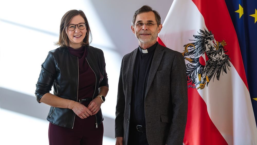Am 7. J?nner 2026 empfing Bundesministerin Claudia Plakolm (l.) den Wiener Erzbischof Josef Gr?nwidl (r.) zu einem Arbeitsgespr?ch im Bundeskanzleramt.