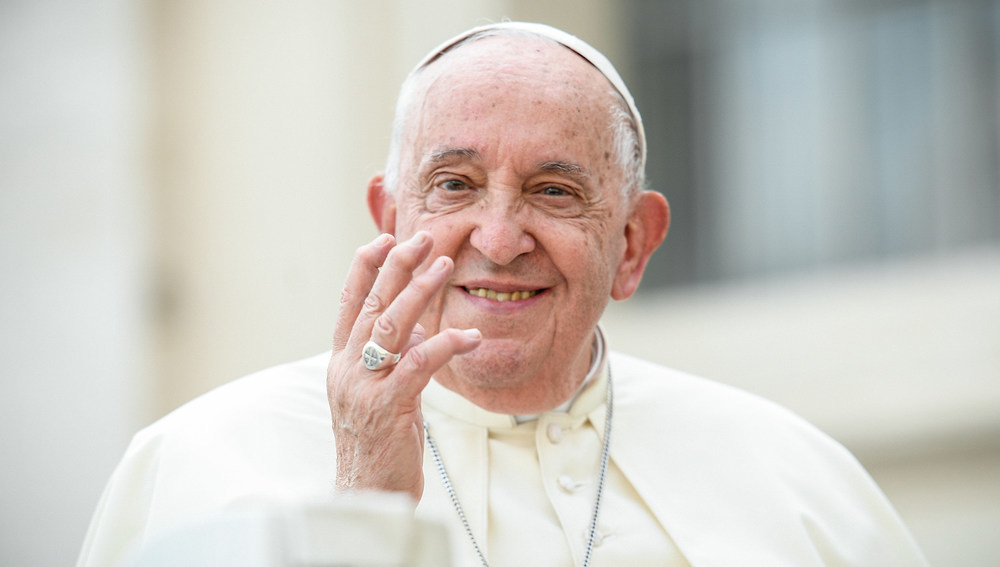 Papst Franziskus lächelt bei der Generalaudienz am 9. Oktober 2024 auf dem Petersplatz im Vatikan.
