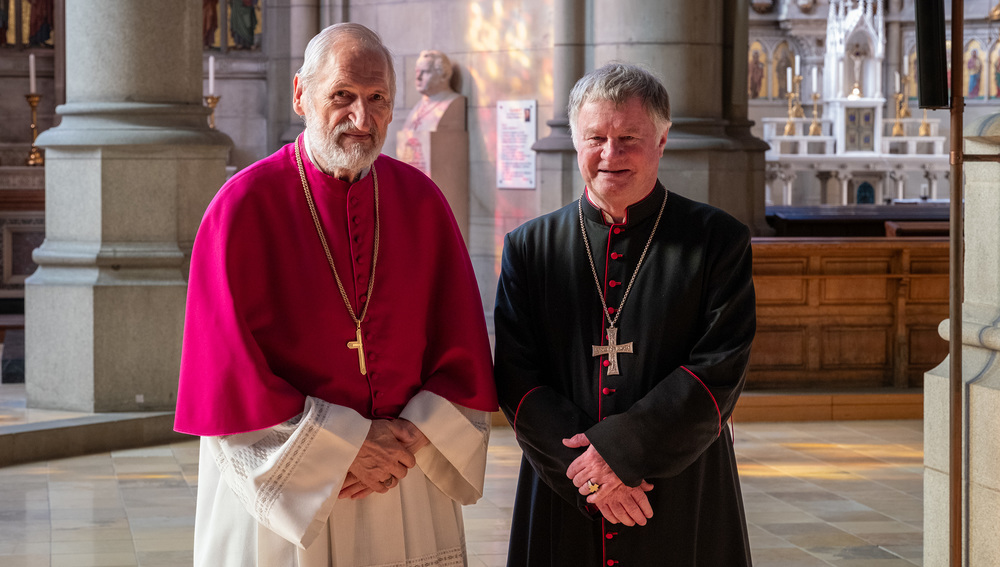 Bischof Manfred Scheuer (r.) bedankte sich beim langjährigen Dompropst Wilhelm Vieböck für dessen Dienst im Domkapitel und in der Di?zese Linz.