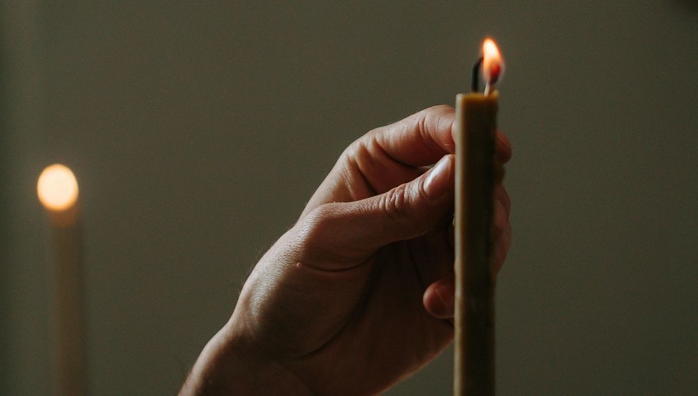 Anzünden einer Kerze