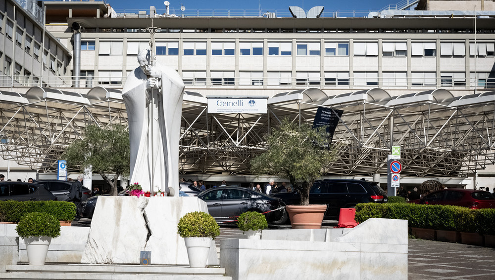 Gemelli-Krankenhaus in Rom mit Statue von Papst Johannes Paul II.