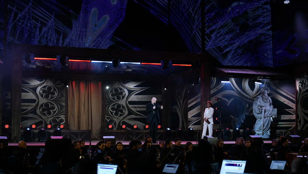 Kardinal Schönborn spricht auf Bühne vor Wiener Stephansdom bei Corona-Benefiz-TV-Show Austria for Life