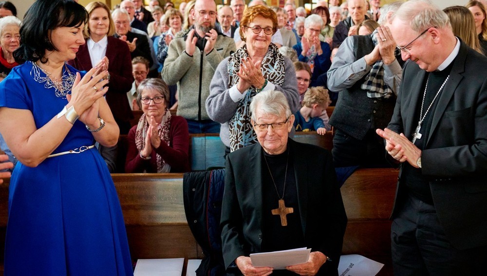 Bischof Kräutler (m), Rita Perintfalvi (l.), Bischof Elbs (r.) bei Verleihung Herbert-Haag-Preis