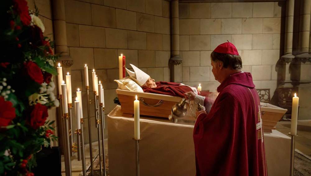 Bischof Scheuer segnet aufgebahrten Leichnam von Bischof Maximilian Aichern in der Turmkapelle des Linzer Mariendomes