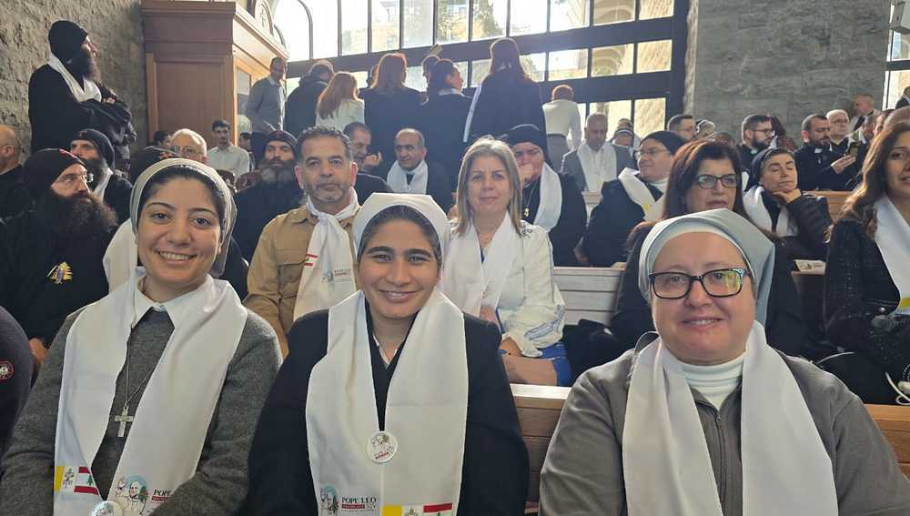 Rima Abi Karim (2. Reihe, Mitte) bei der Begegnung mit Papst Leo XIV. in Harissa